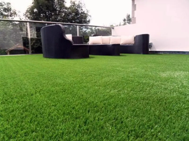 fake-grass-around-pool